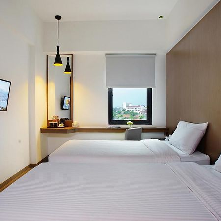 Whiz Prime Malioboro Yogyakarta Hotel Bagian luar foto