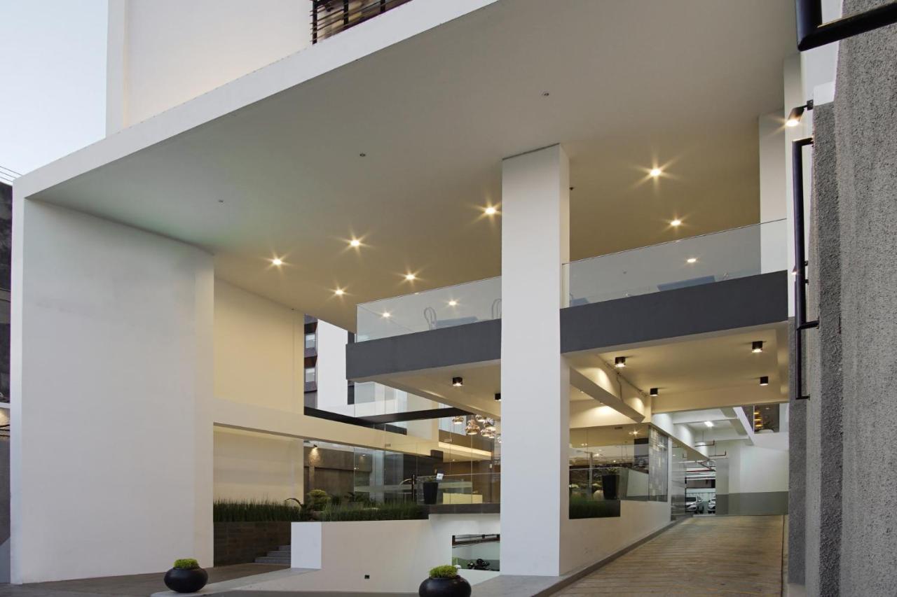 Whiz Prime Malioboro Yogyakarta Hotel Bagian luar foto