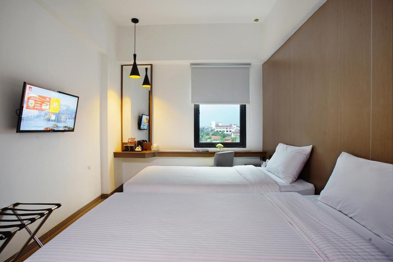 Whiz Prime Malioboro Yogyakarta Hotel Bagian luar foto