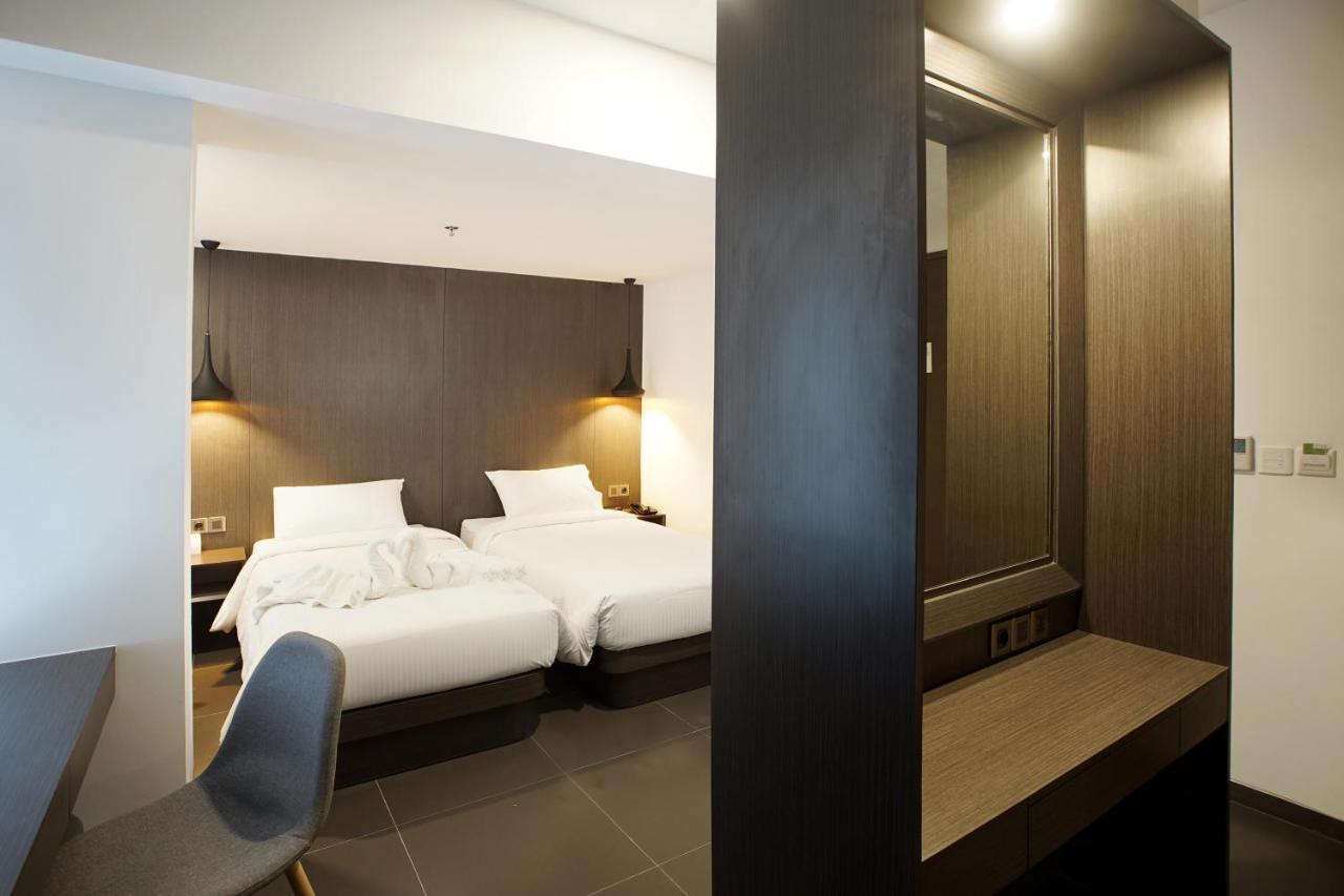 Whiz Prime Malioboro Yogyakarta Hotel Bagian luar foto