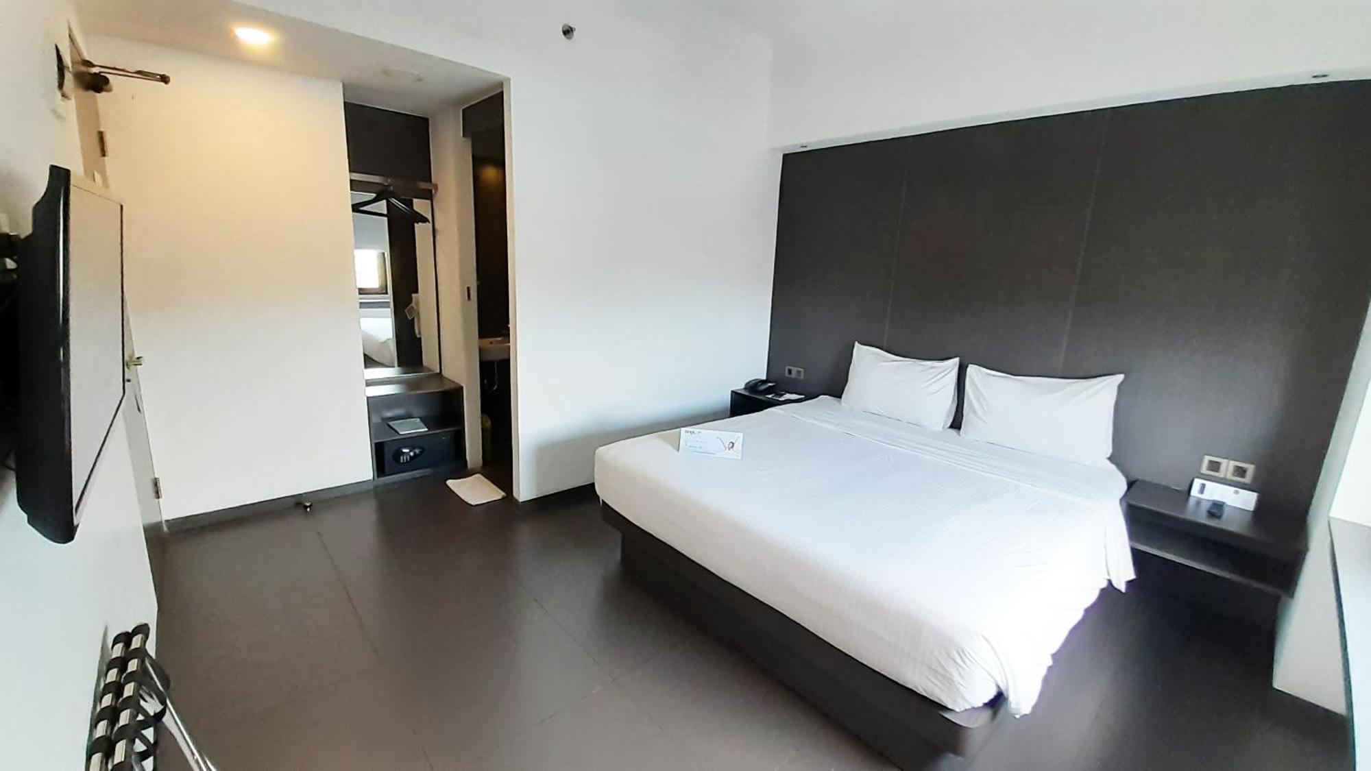 Whiz Prime Malioboro Yogyakarta Hotel Bagian luar foto
