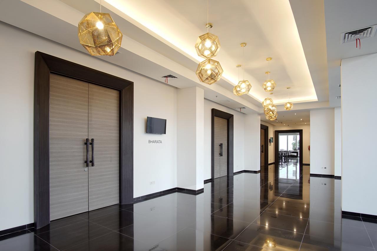 Whiz Prime Malioboro Yogyakarta Hotel Bagian luar foto