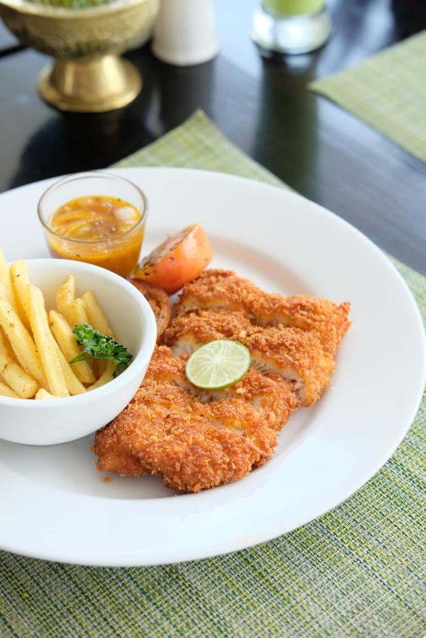 Whiz Prime Malioboro Yogyakarta Hotel Bagian luar foto